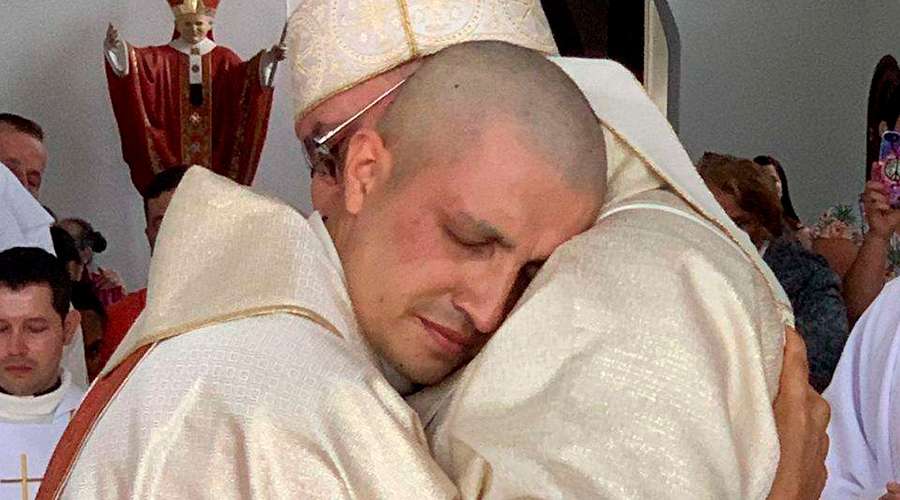 Décès du cancer d'un jeune prêtre ordonné avec l'autorisation spéciale du Vatican Padred10