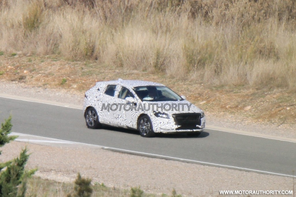 Les spyshots de la V40 ! Volvo_25