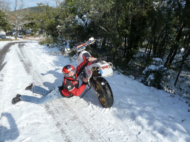 Le concours Février 2012: "Votre moto aux sports d'hiver." P1000429