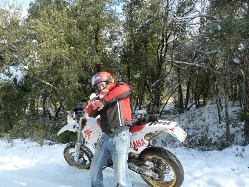 Le concours Février 2012: "Votre moto aux sports d'hiver." - Page 11 P1000447