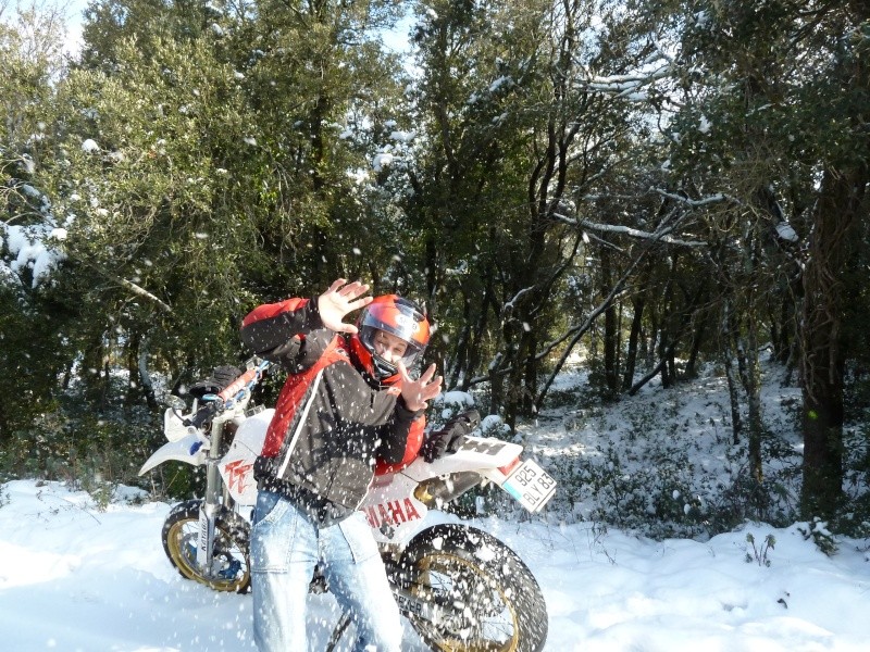 Le concours Février 2012: "Votre moto aux sports d'hiver." - Page 11 P1000449