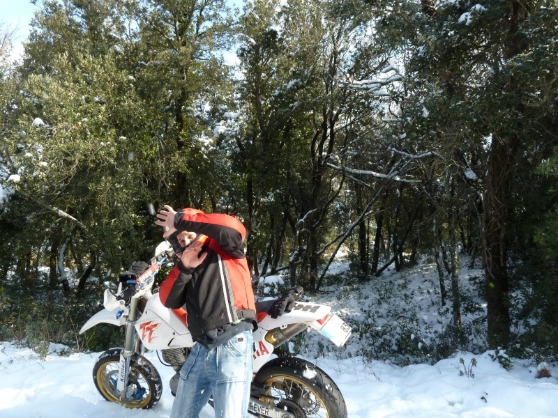 Le concours Février 2012: "Votre moto aux sports d'hiver." - Page 11 P1000450