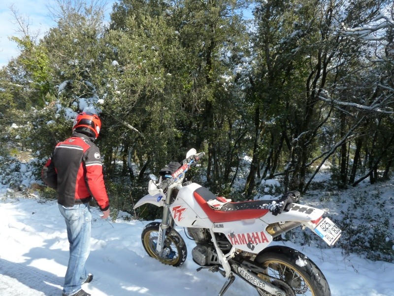 Le concours Février 2012: "Votre moto aux sports d'hiver." - Page 11 P1000451