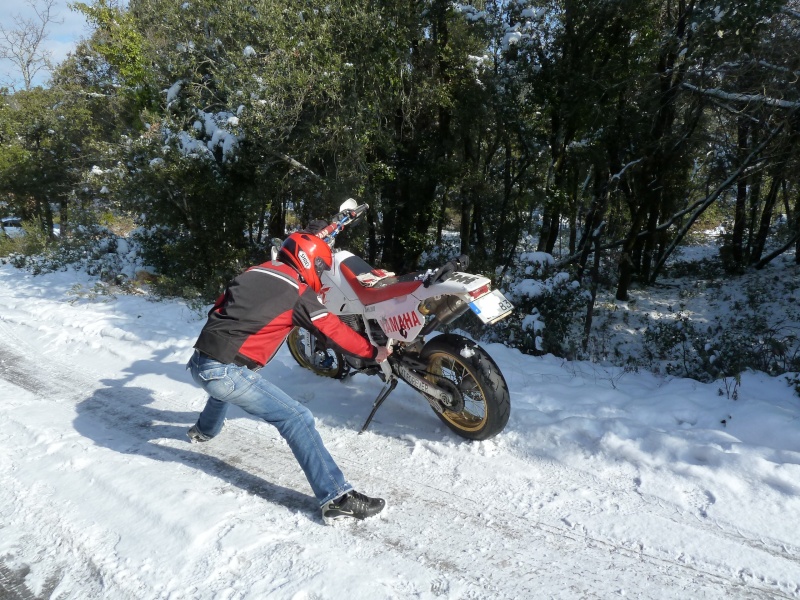 Le concours Février 2012: "Votre moto aux sports d'hiver." - Page 11 P1000452