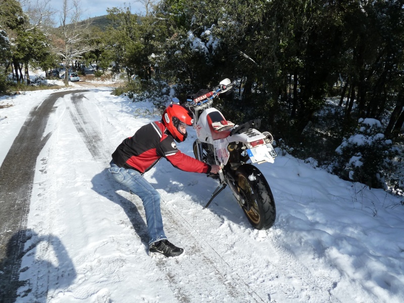 Le concours Février 2012: "Votre moto aux sports d'hiver." - Page 11 P1000453