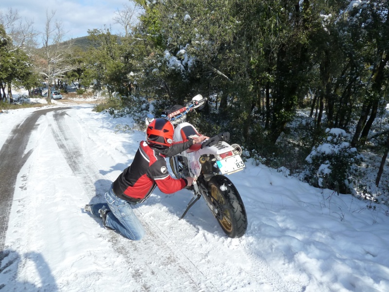 Le concours Février 2012: "Votre moto aux sports d'hiver." - Page 11 P1000454