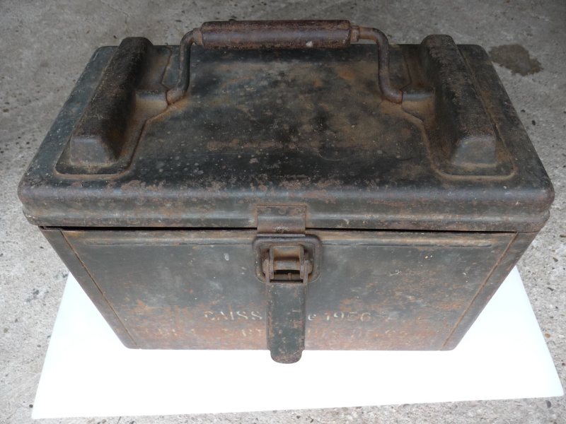 retour vide grenier semaine 2 (gousset de baionette , caisse pour munition de 25 mm ,gamelle et cartouchieres modele 1935 ) P1040717