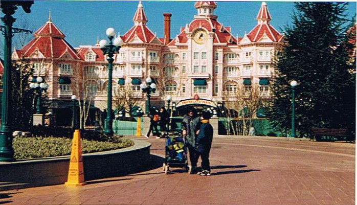 Vos vieilles photos du Resort - Page 28 Disney11