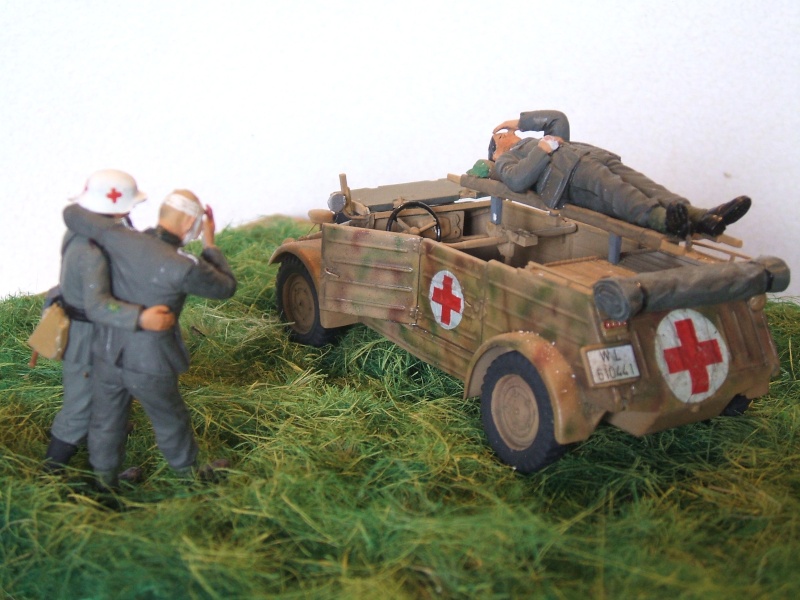 KUBELWAGEN type 82 [DRAGON 9034 - 1/35°] + kit conversion ambulance [DRAGON 6137 - 1/35°] Dscf6338