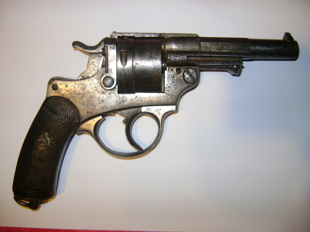 Rentrées ! ( grenades , alidade de visé mortier , pinces peugeot , cartouches propulsive , mortier de 60 mm ,cape anti gaz , caisse cartouches de 25 mm et revolver 1873, mine modele 1935 , pelle, artifice eclairant , ) Dsc00021