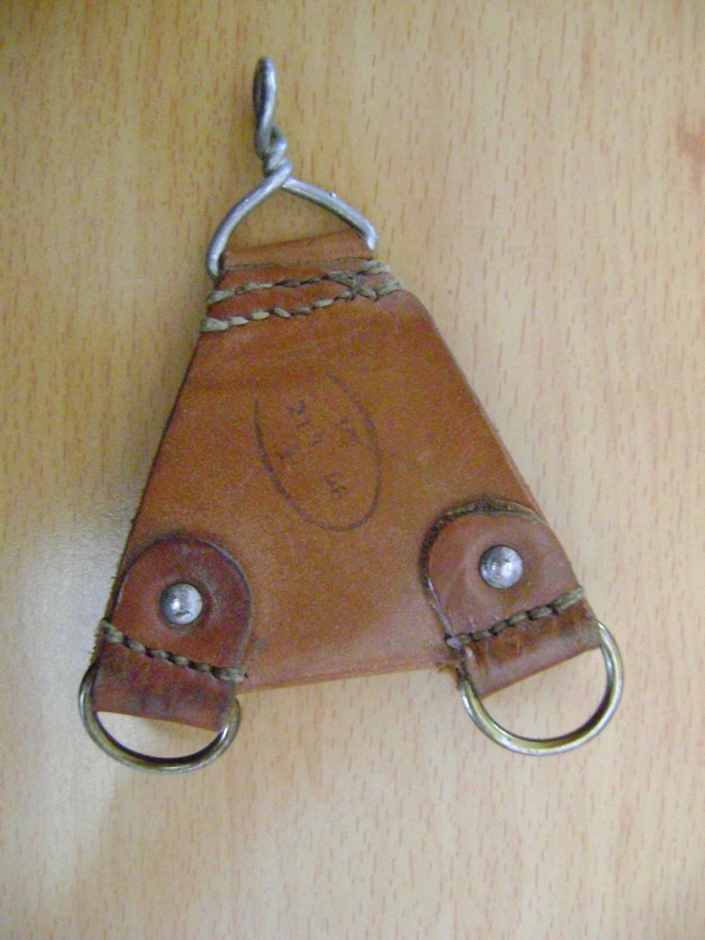 derniere rentrées ( gourmette 155 RIF , chargeur chauchat , as de carreau , cartouchieres , df 37 et cadre photo du 110 ri )brelage rivet cuir+ triangle modèle 35 date 1946 + sabot galoche Dsc01211
