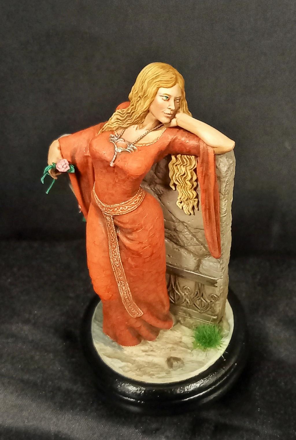 La Dame à la rose - Figurine terminée Dr1410