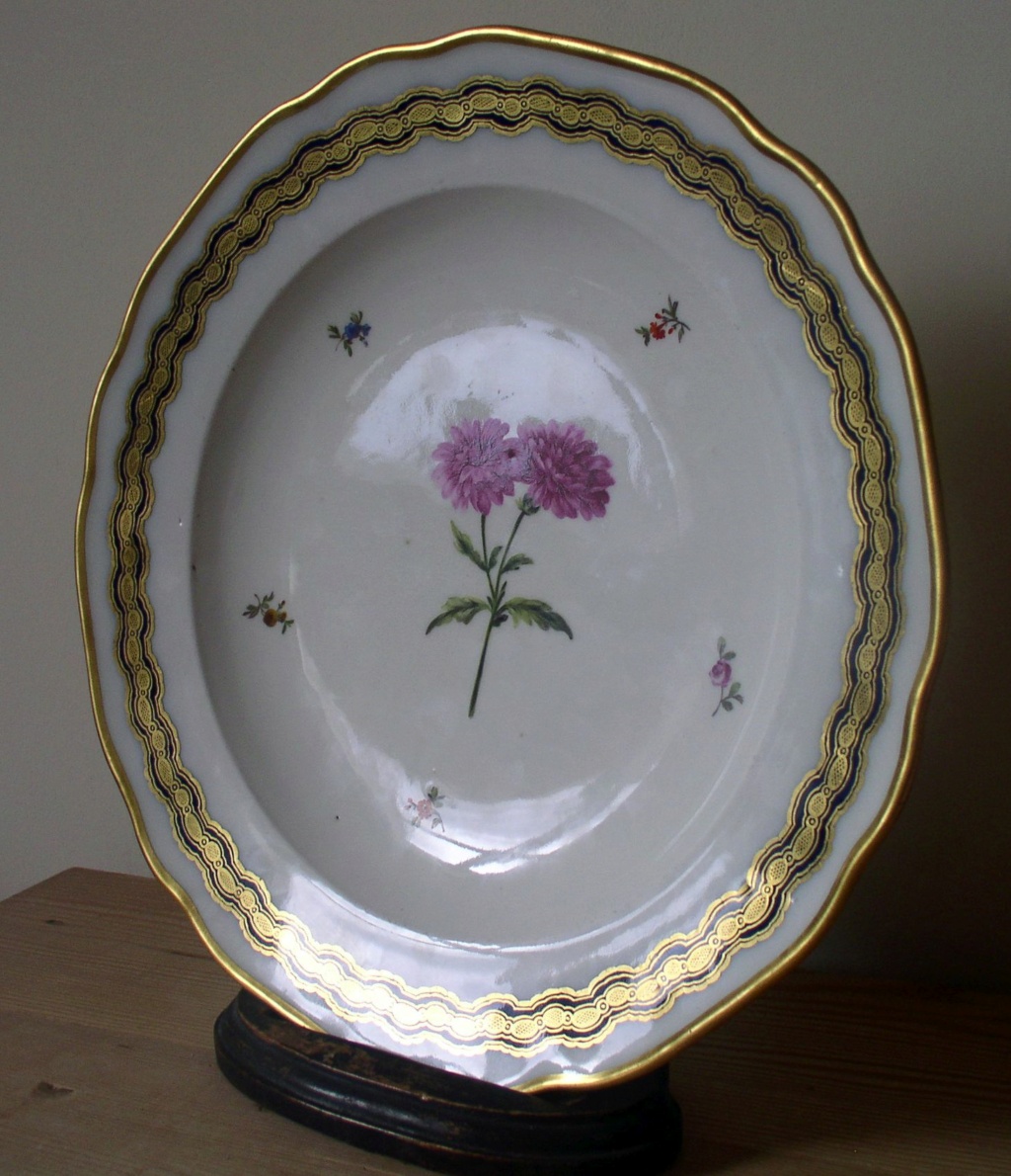 Attractive Floral Cabinet Plate Beehive Mark To Base, Any ideas who ?? P1010082
