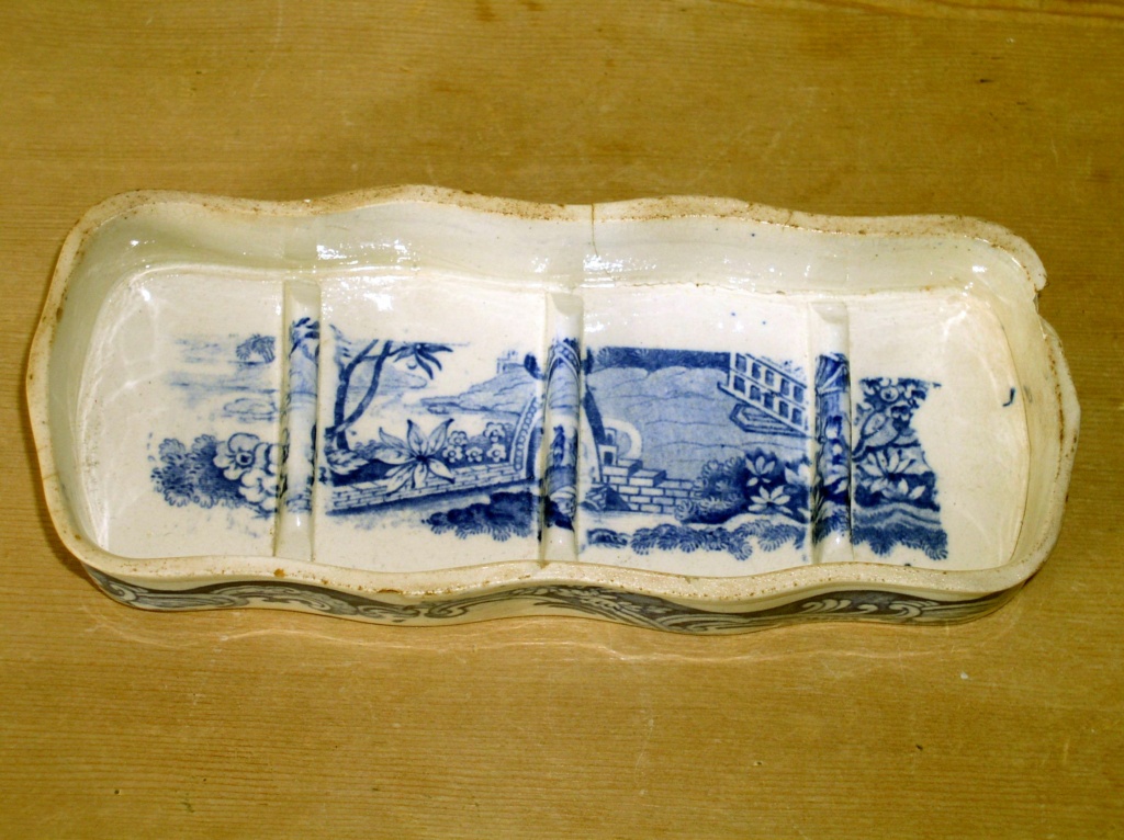 Blue & White Transfer Printed Lidded Box Marked - toothbrush box P1010165