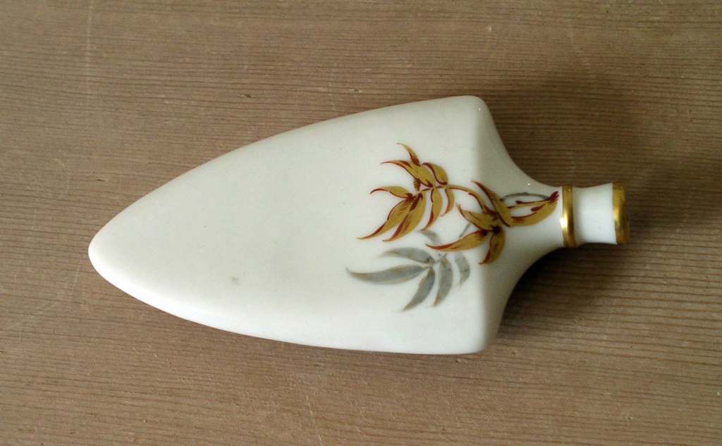 Worcester Porcelain Perfume bottle with bird decoration. P1010167