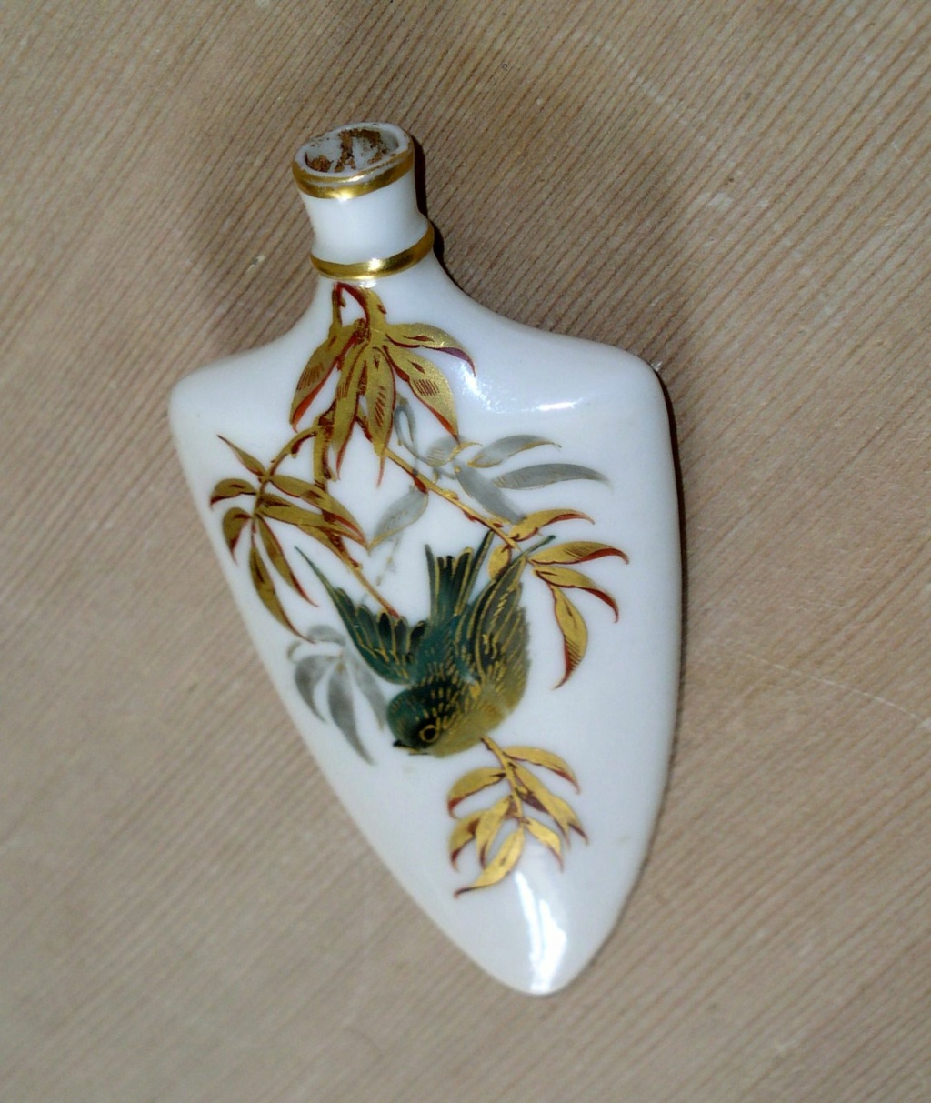 Worcester Porcelain Perfume bottle with bird decoration. P1010168