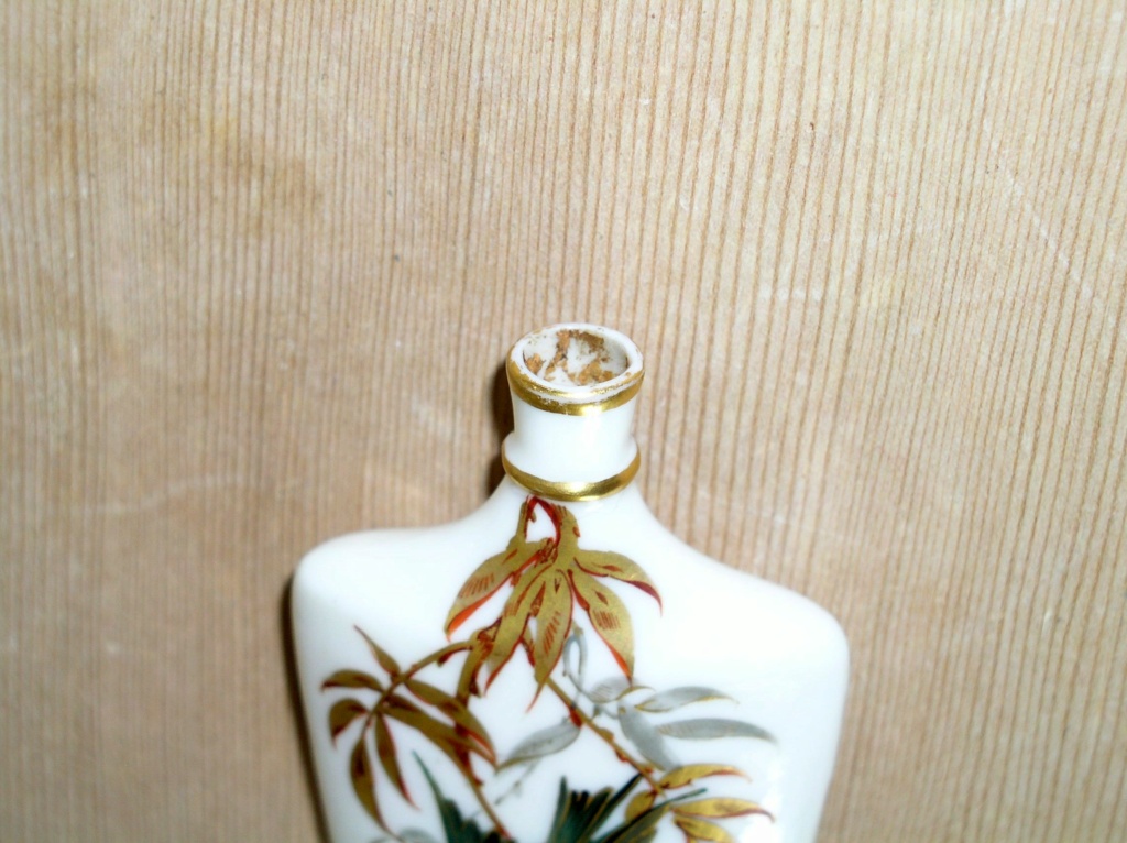 Worcester Porcelain Perfume bottle with bird decoration. P1010169