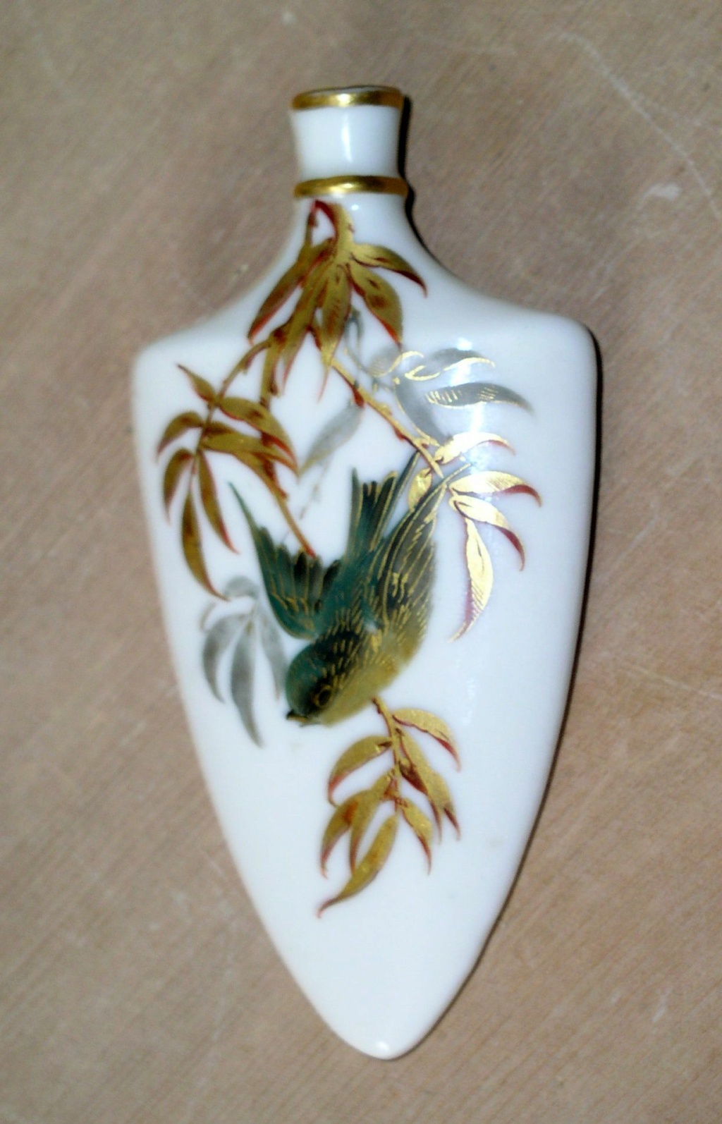 Worcester Porcelain Perfume bottle with bird decoration. P1010172