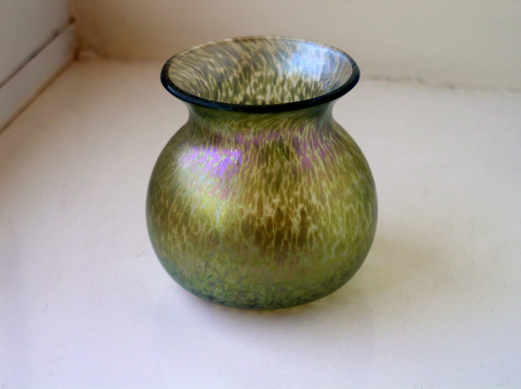 Small iridescent glass vase green with oil spots - Probably Brierley P1010189