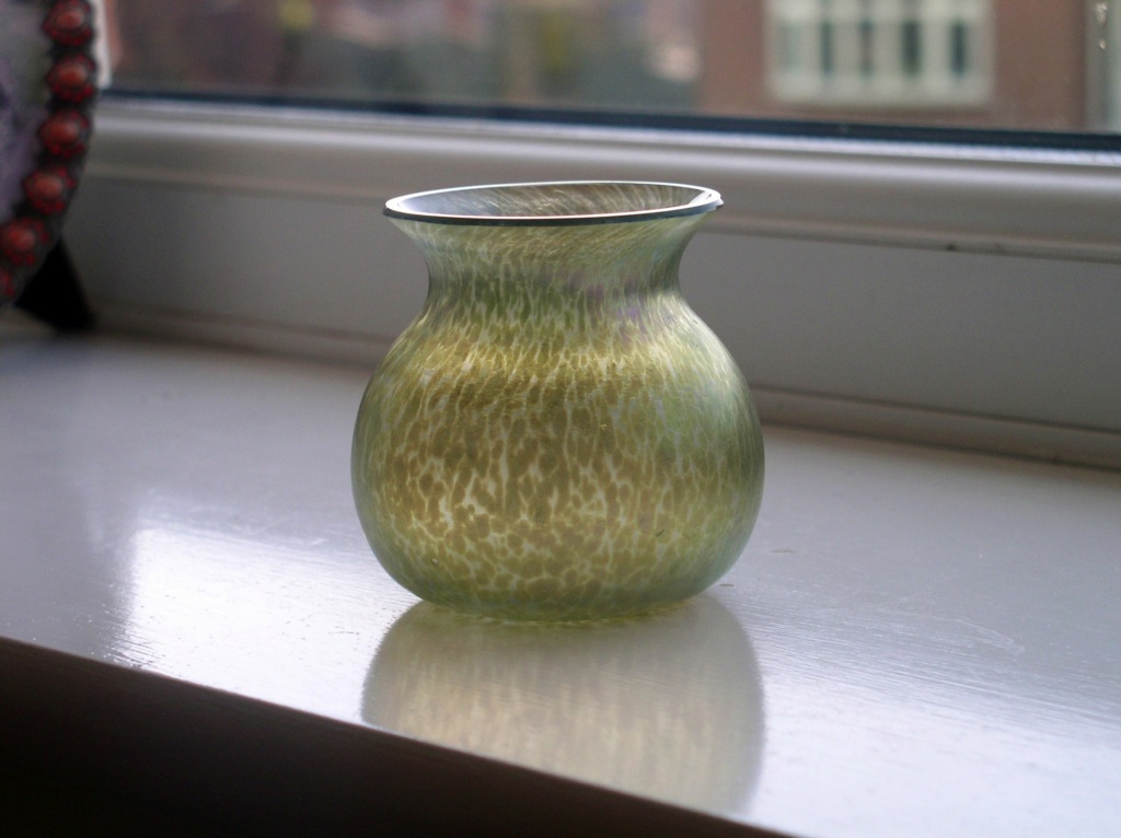 Small iridescent glass vase green with oil spots - Probably Brierley P1010190