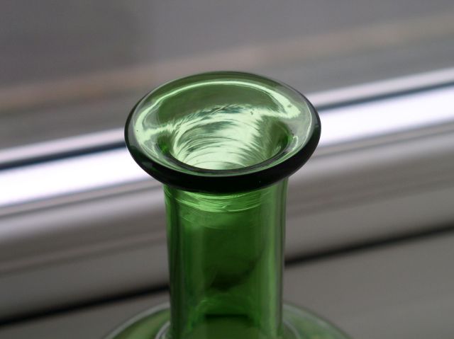 Green Art Glass Bottle Vase help required?? please. P1010208