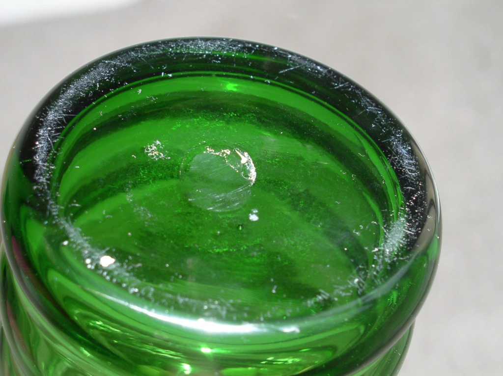 Green Art Glass Bottle Vase help required?? please. P1010209