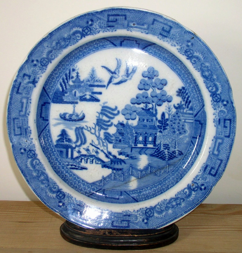Willow Pattern Plate ??? Is this English or Another Please help!!! P1010265