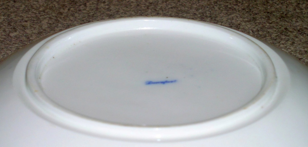 uNUSUAL bLUE & wHITE pLATE SIGNED TO bASE???? - Davenport  P1010279