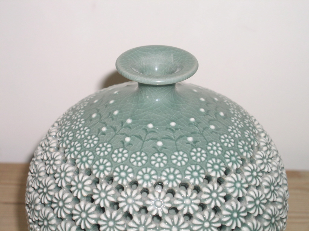 Unusual Green glazed floral globe vase - Kim Se-Yong, Korea  P1010286