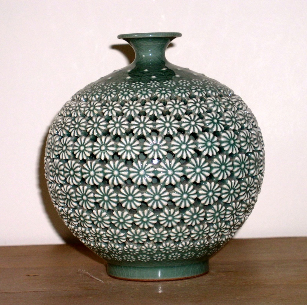 Unusual Green glazed floral globe vase - Kim Se-Yong, Korea  P1010289