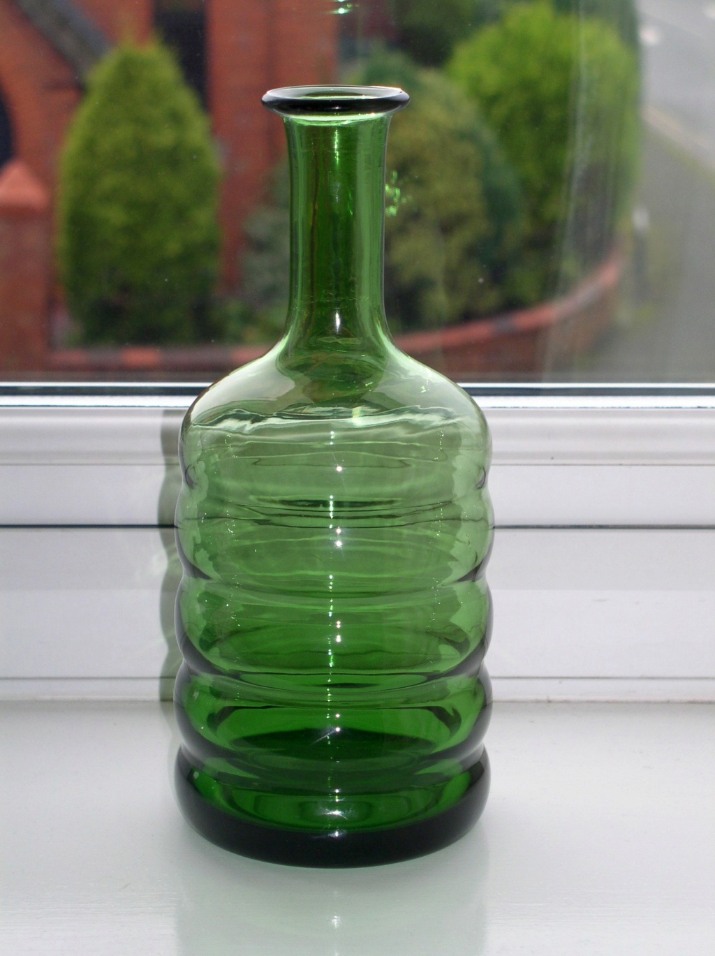 Green Art Glass Bottle Vase help required?? please. P1010300