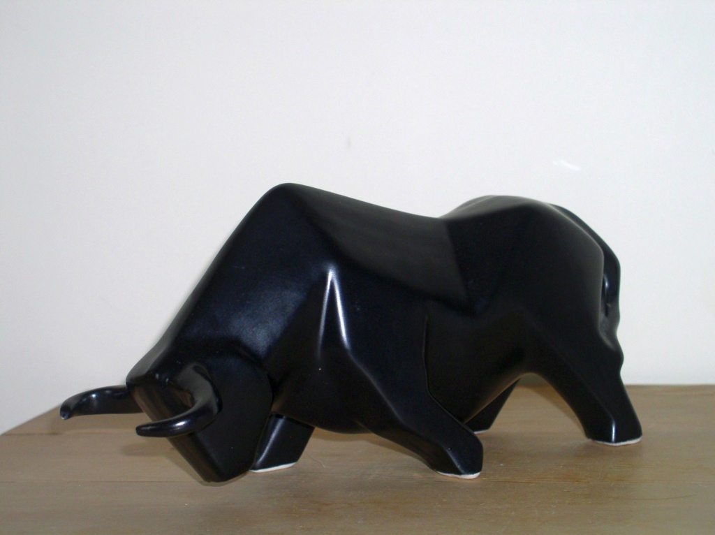 Matt Black Stylized Bull Figurine??? P1010384