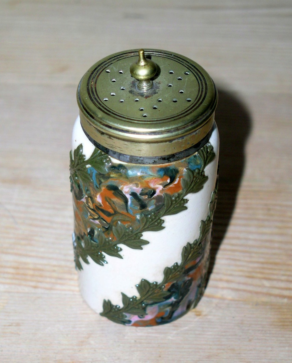 Unusually decorated pepper pot? Help :) Please x P1010425