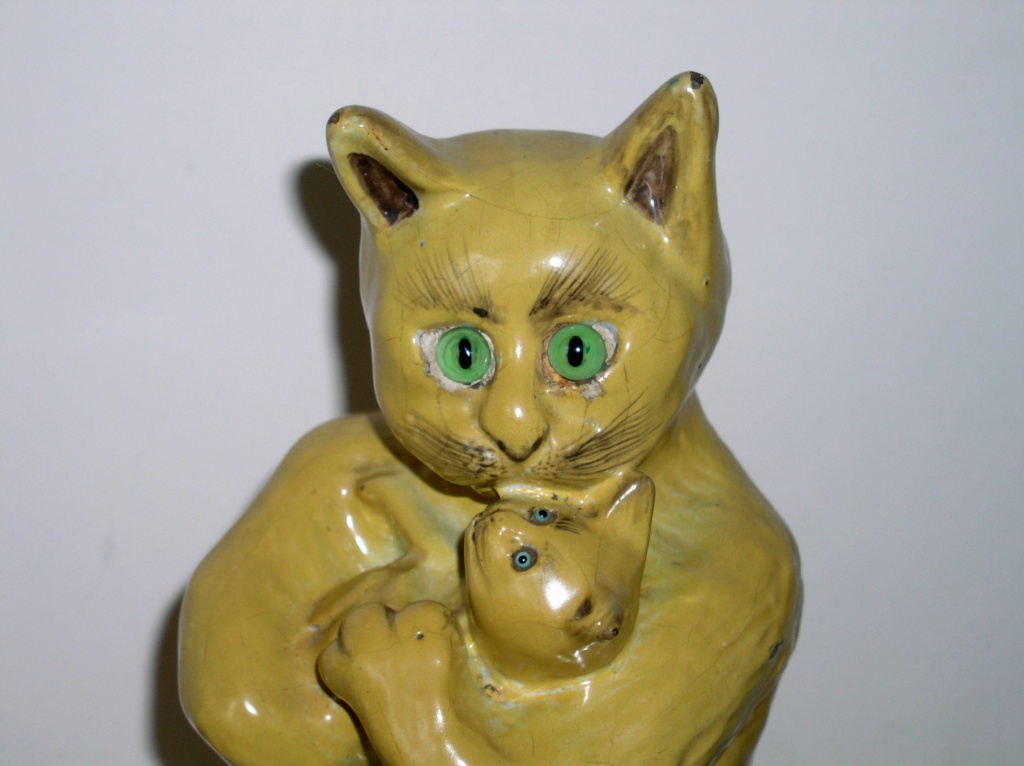 Naive yellow pottery cat and kitten with glass eyes - Possibly Bretby P1010429