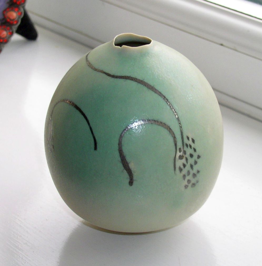 Unusual Ostrich Egg Type of Pottery Vase with Egg shell glaze, OY mark? P1010927