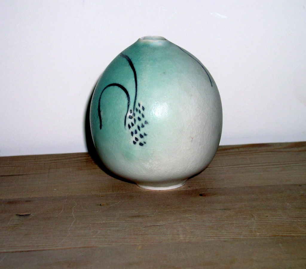 Unusual Ostrich Egg Type of Pottery Vase with Egg shell glaze, OY mark? P1010928