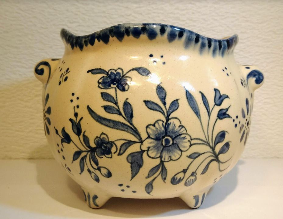 Petit pot décor floral bleu, Desvres, signature codée "Jacques Chochoy" 0113