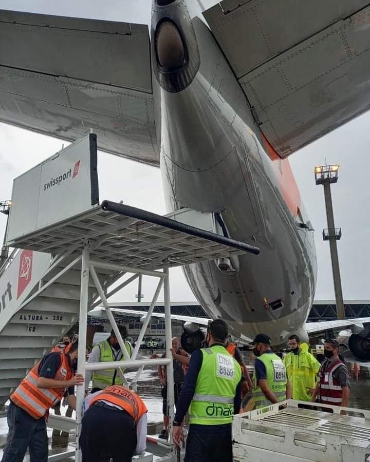 Escalera impacta 737 de Gol  Img_2031