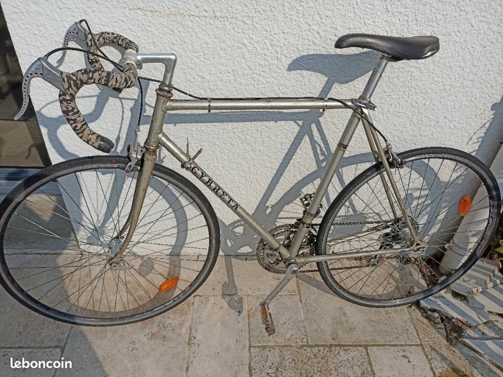 choix entre trois vélos route vintage Cybret10