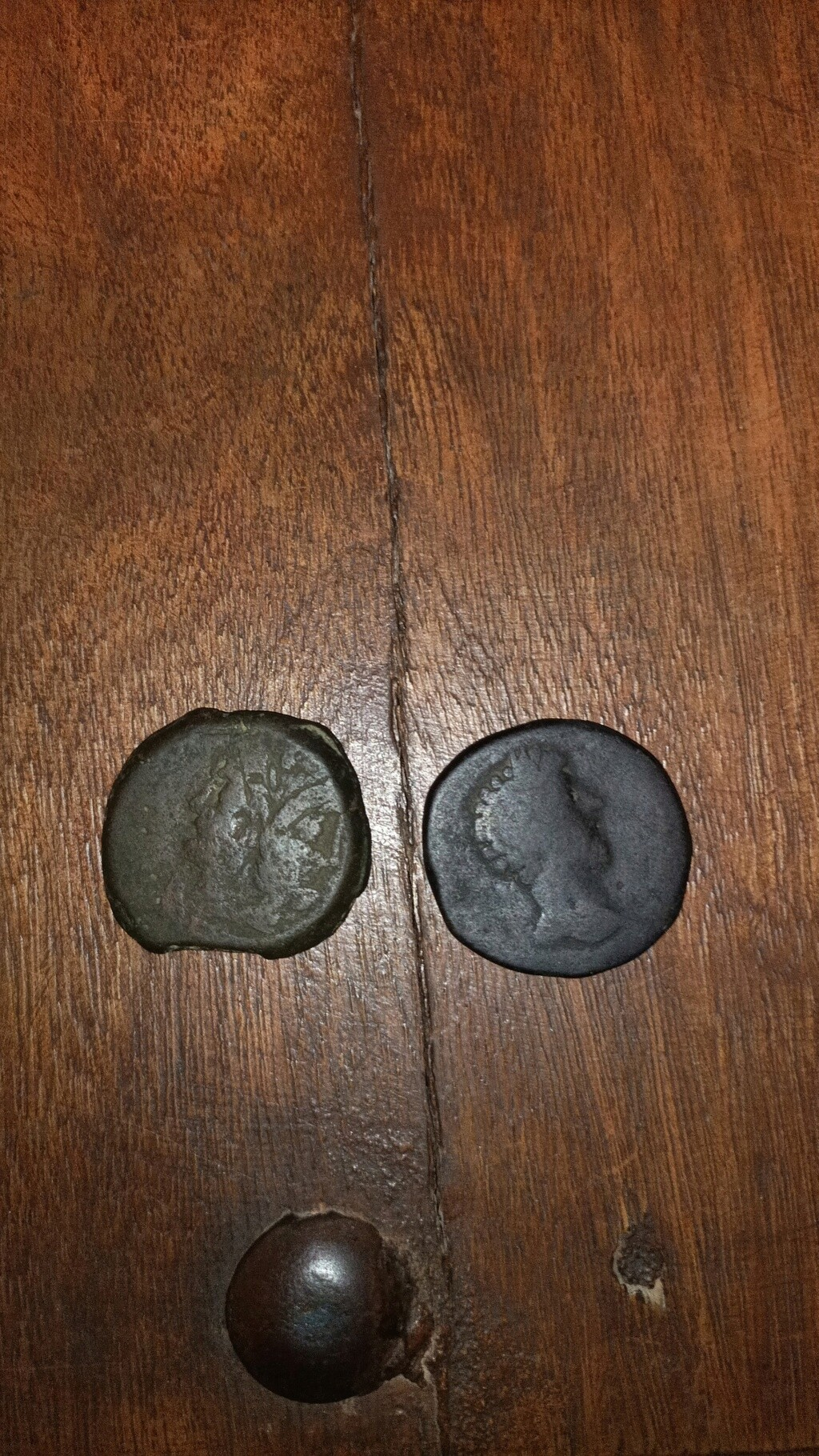 Alguien sabe el valor de estas monedas?  Img-2017
