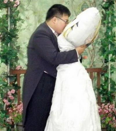 Jin-Gyu se marie avec............ un oreiller! Weddin10