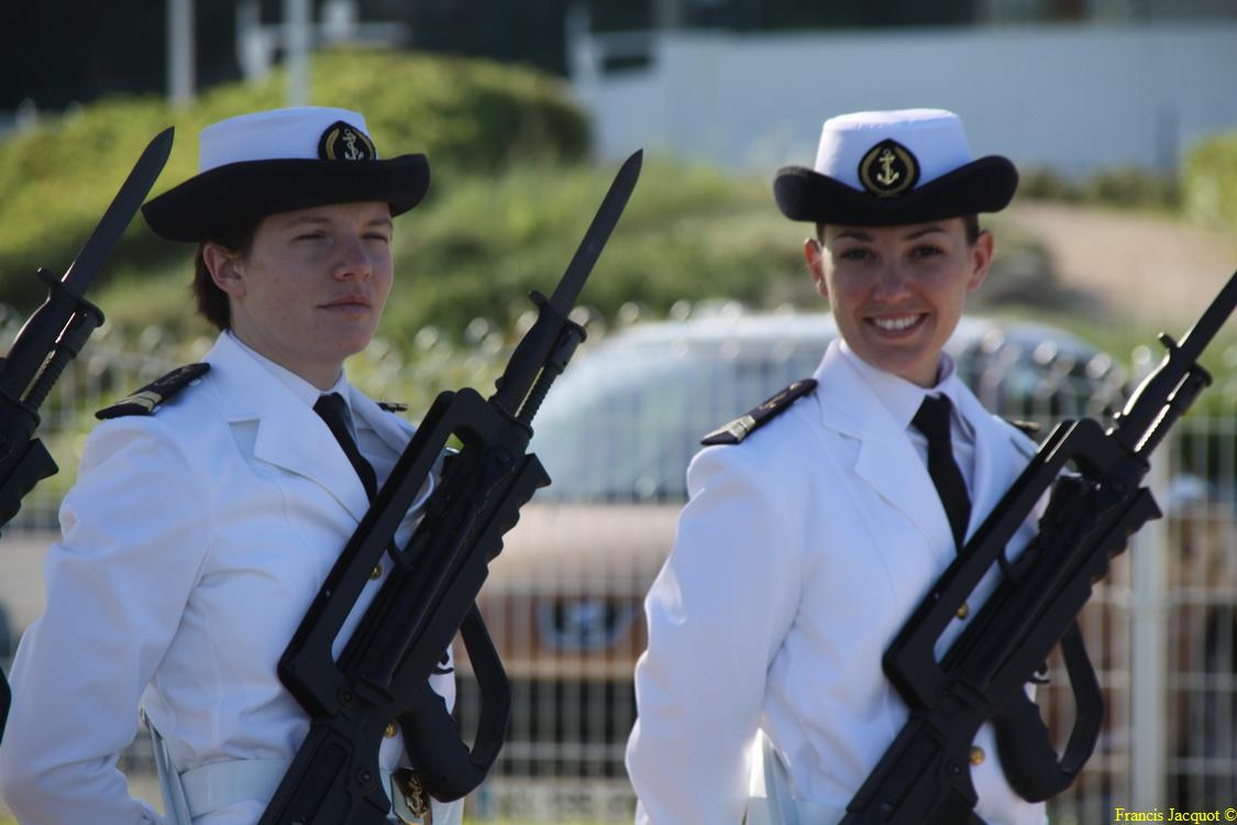 Les sous-marins Rubis et Saphir reçoivent la Croix de la valeur militaire 00214