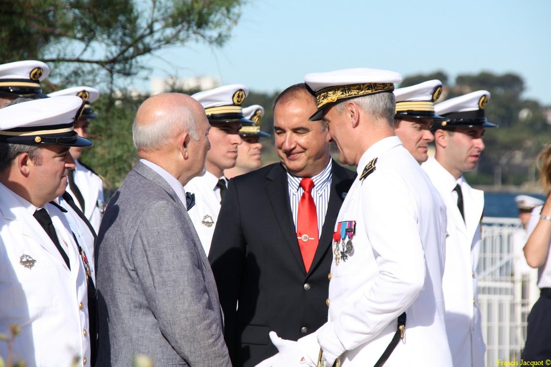 Les sous-marins Rubis et Saphir reçoivent la Croix de la valeur militaire 04713
