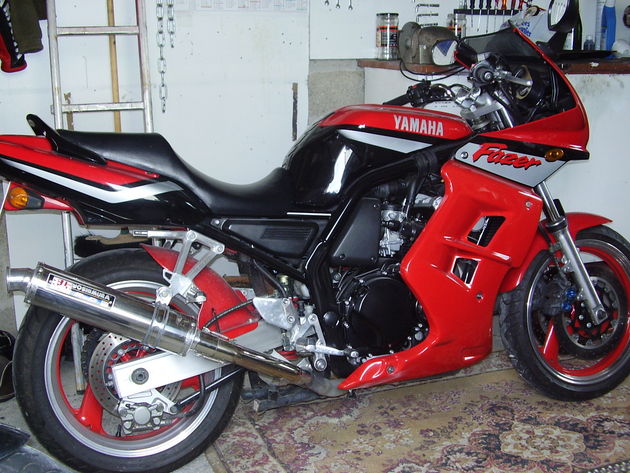 Une belle FZS rouge Faz_ro10