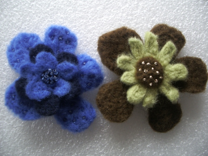 laine feutrée: broches fleurs Imgp1610