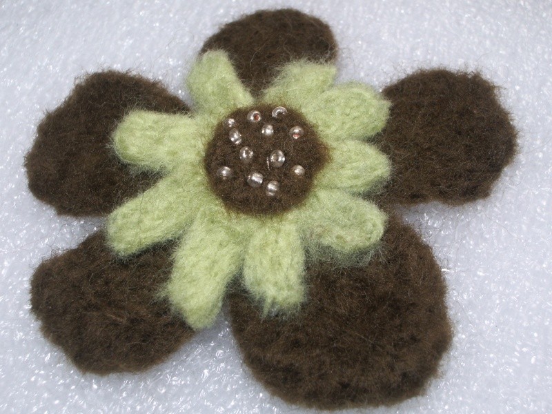 laine feutrée: broches fleurs Imgp1611