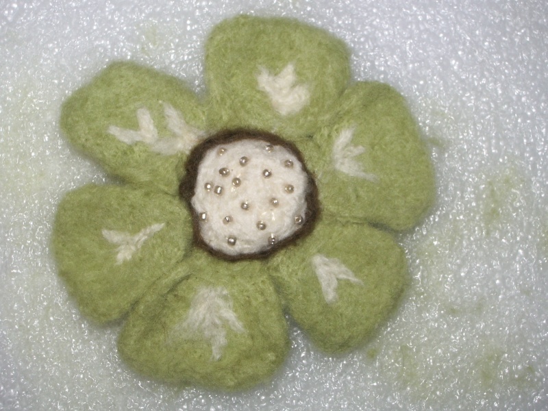 laine feutrée: broches fleurs Imgp1612