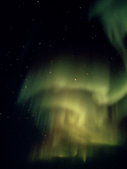 Đêm đông ở Churchill, Canada đẹp huyền ảo với cực quang  Fantas10