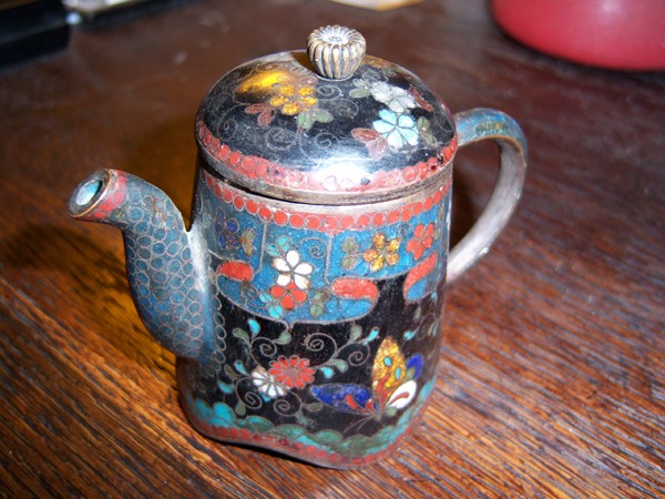 Une petite théiere en emaux cloisonnés * Theier10