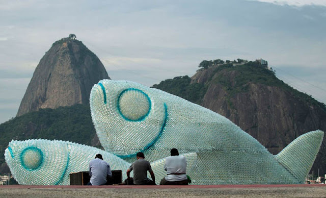 شاهد ماذا يصنعون من الزجاجات المهمله على الشواطيء في البرازيل  Giant-10